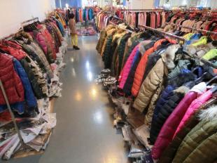 尾貨批發(fā)與品牌女裝加盟 服裝零售市場的雙贏之道