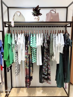開服裝店進(jìn)貨渠道分析 芝麻e柜品牌折扣店加盟靠譜嗎？